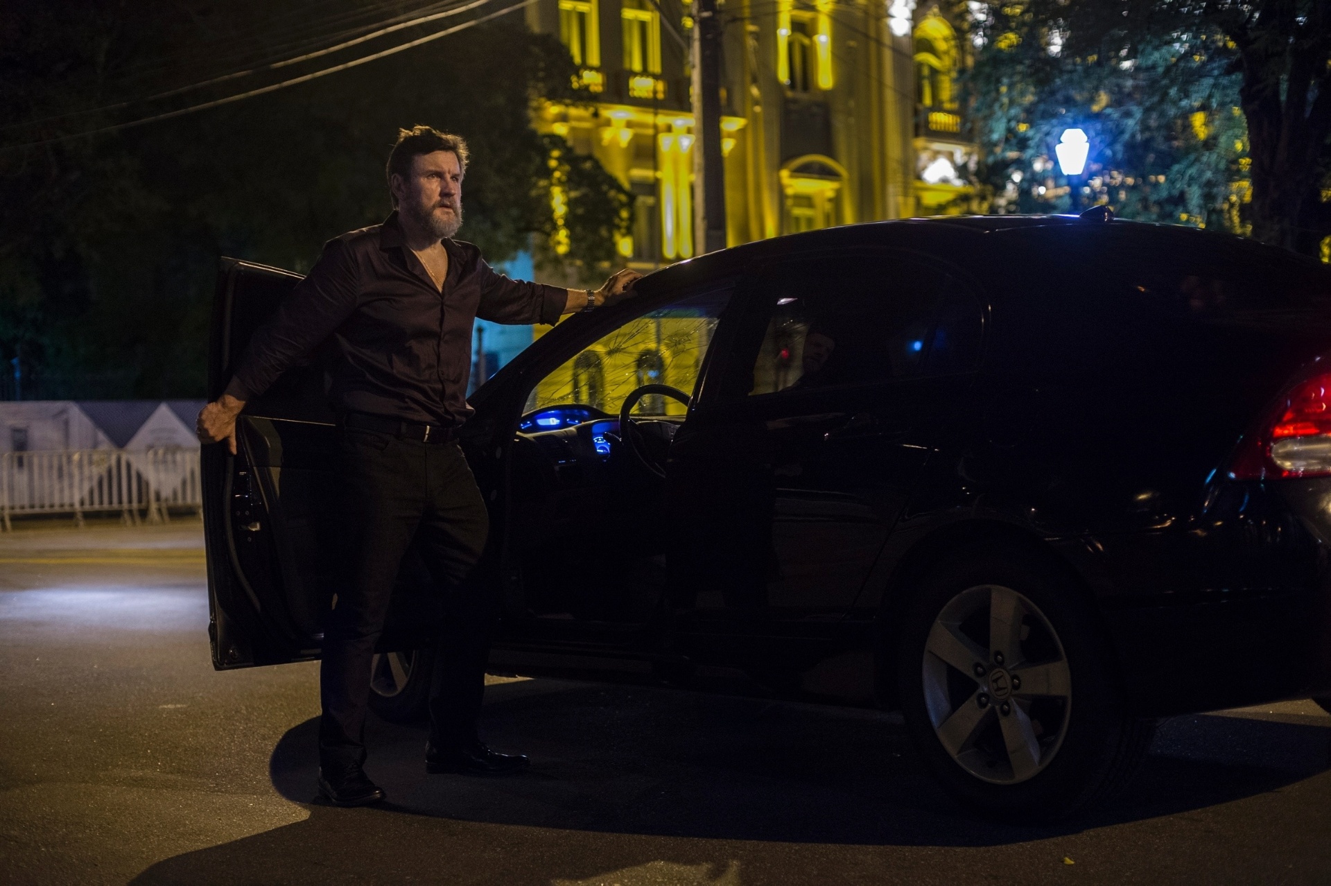 Sexta: Antenor (Antonio Calloni) sai do carro após atropelar Beatriz - Estevam Avellar/Globo