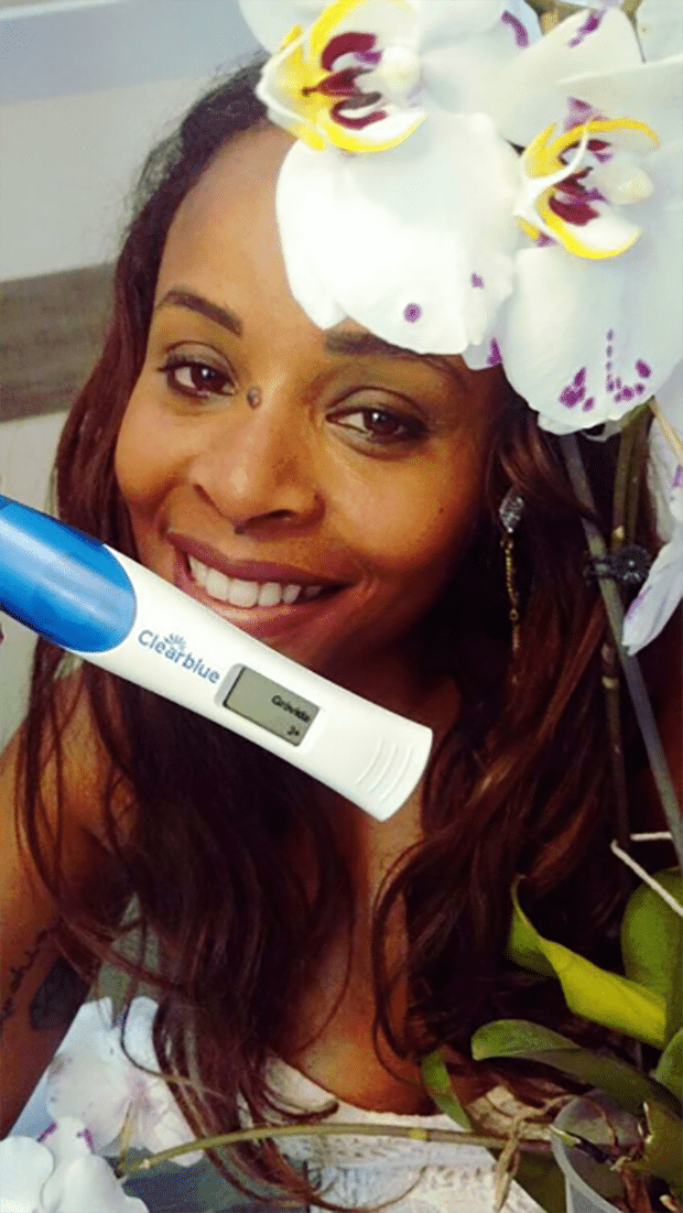 14.set.2016- Roberta Rodrigues confirmou que está grávida  no Instagram nesta quarta-feira (14). "Meu sonho mais profundo criou corpo, minha flor mais sublime desabrochou em um piscar. Linda, indefesa, cheia de vida, já sabe nadar e respirar como peixe. Coberta por uma manta espectral de amor e carinho. Serei seu anjo terrestre e você minha vida celeste. Serei sua fortaleza e você minha alma. Serei sua e você minha", escreveu a atriz que completou o texto com a hastag revelando o sexo do bebê, mãe de menina - Reprodução/Instagram/rorodrigues