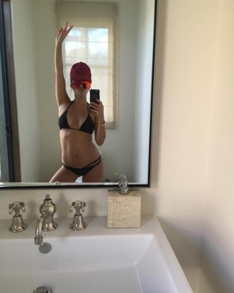 Kourtney Kardashian abusou da sensualidade com tanga com tirinhas na lateral. Na parte de cima, usou modelo cortininha - Reprodução/ Instagram