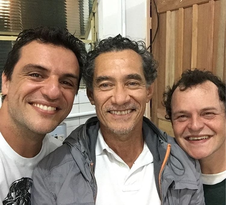 24.out.2016 - Rodrigo Lombardi pediu "licença" a Domingos Montagner para substitui-lo na série "Carcereiros", que estreia em janeiro na Globo. O ator citou o colega, morto em setembro após se afogar no rio São Francisco, ao publicar no Instagram uma foto do início das gravações ao lado de Matheus Nachtergaele e Chico Diaz, com quem Lombardi trabalhou em "Velho Chico": "Começou! 'Carcereiros!' Mingo, com sua licença! Primeiro dia! Chico, meu fiel escudeiro Belmiro e Matheus, obrigado pela poesia!" - Reprodução/Instagram/rodrigolombardi