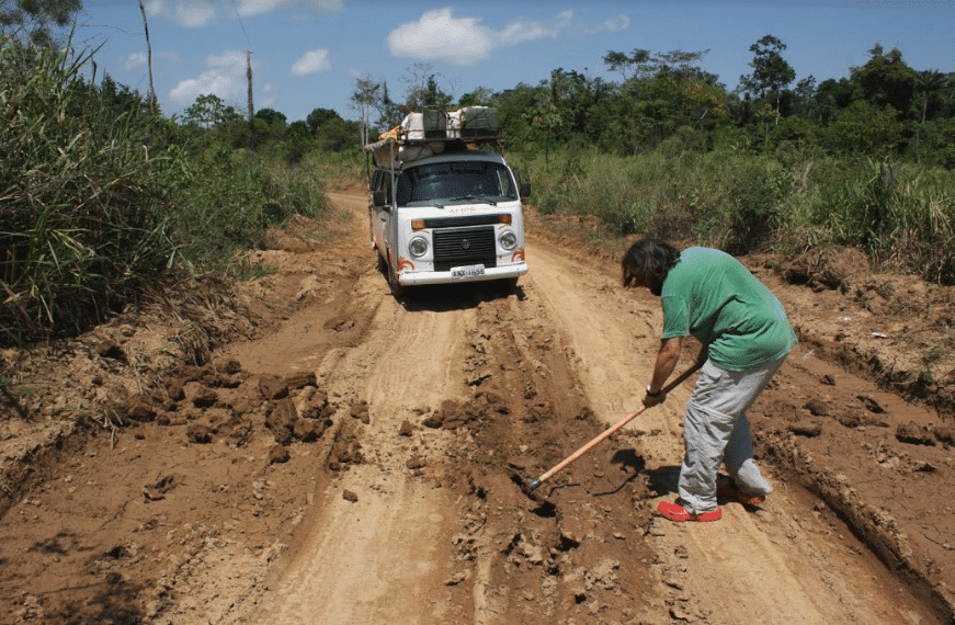 Franco arruma a estrada na Amazônia, no Pará, para a Kombi (batizada de Alice) conseguir passar - Arquivo Pessoal