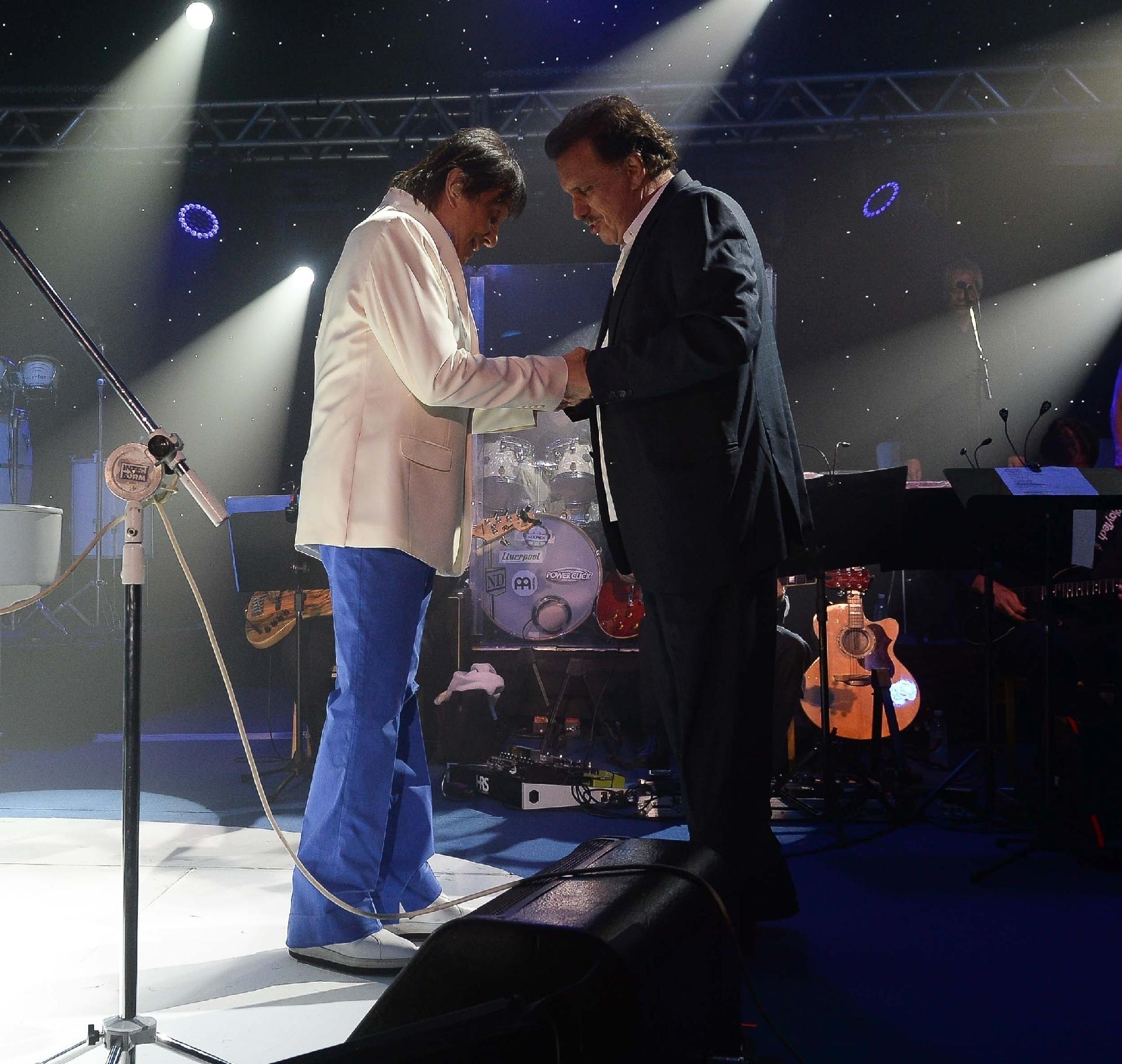 15.fev.2016 - Roberto Carlos cumprimenta seu maestro, Eduardo Lages, antes do show em um resort na Bahia - Francisco Cepeda/AgNews