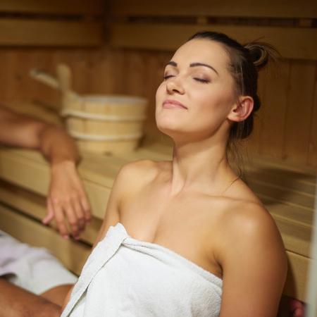 A sauna também aliviou condições como doenças de pele, artrite, dor de cabeça e gripe. - Getty Images