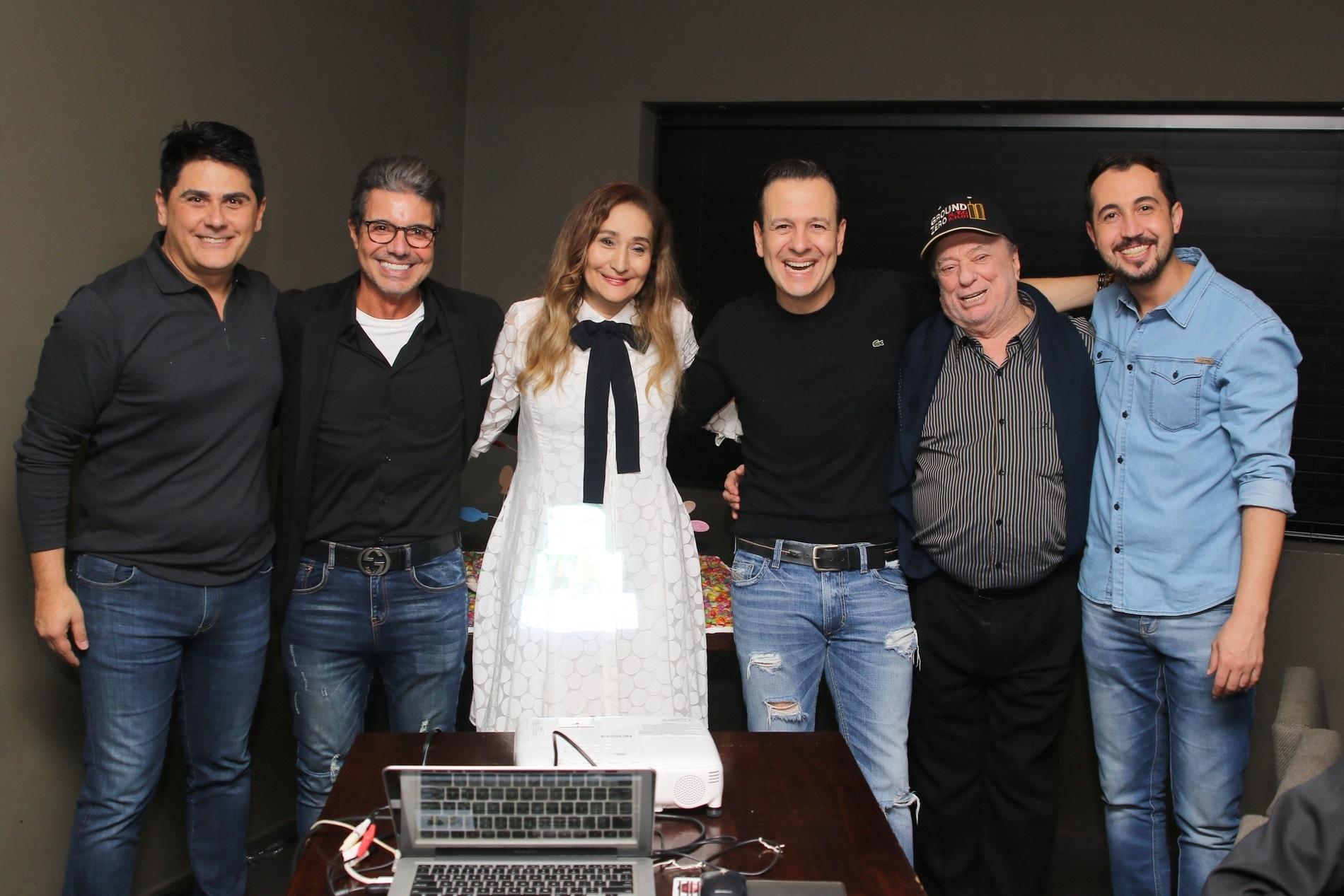 Sonia Abrão posa com seus convidados no evento para celebrar os 11 anos do seu programa "A Tarde é Sua" - Thiago Duran/AgNews