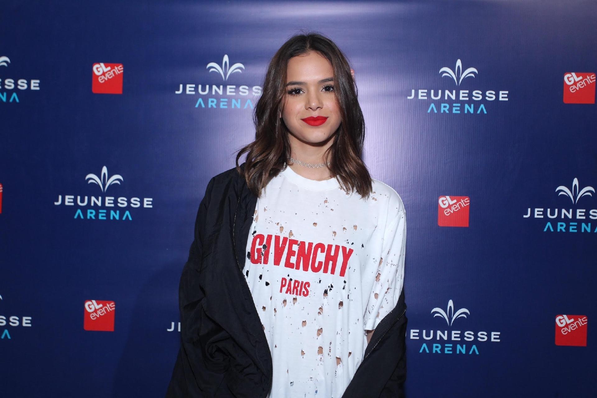 Com visual "largado", Bruna Marquezine vai ao show de Ariana Grande nesta quinta-feira (29), na Jeunesse Arena, no Rio de Janeiro. "Sou muito fã. Sei todo o repertório. Ouço sempre e gosto das atitudes dela. Ela é uma mulher de personalidade", disse a atriz sobre a cantora - Marcello Sá Barretto/AgNews