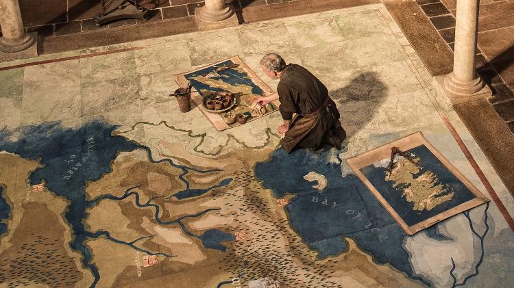 Artesão pinta mapa de Westeros em Porto Real em cena do primeiro episódio da sétima temporada de "Game of Thrones" - Divulgação/HBO - Divulgação/HBO