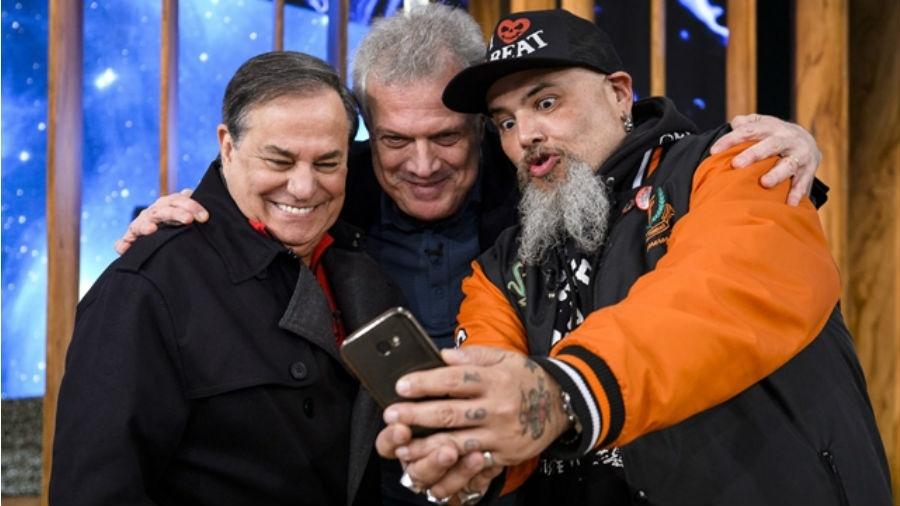 Ronnie Von e João Gordo se divertem em selfie com Pedro Bial - Reprodução/Globo