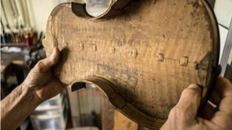 Luthiers sugerem não levar em conta o que está escrito em instrumentos como violinos, violas e cellos - Leonardo Coelho/BBC Brasil - Leonardo Coelho/BBC Brasil