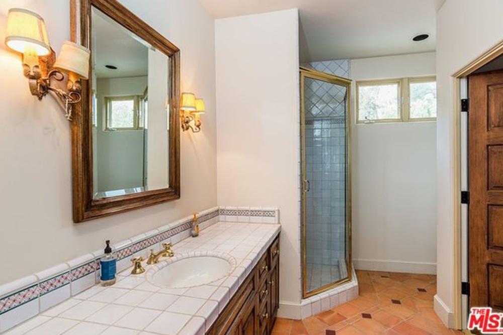 Um dos banheiros da mansão - Divulgação Imobiliária TheMLS/Trulia.com