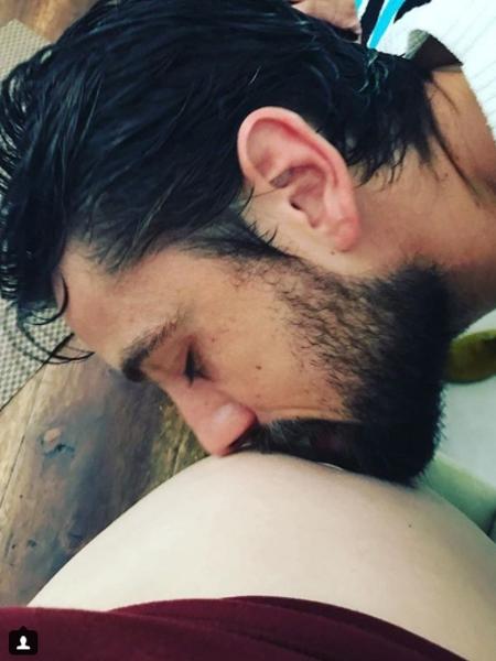 Rafael Cardoso beija barriga de esposa grávida - Reprodução/Instagram/maribridi
