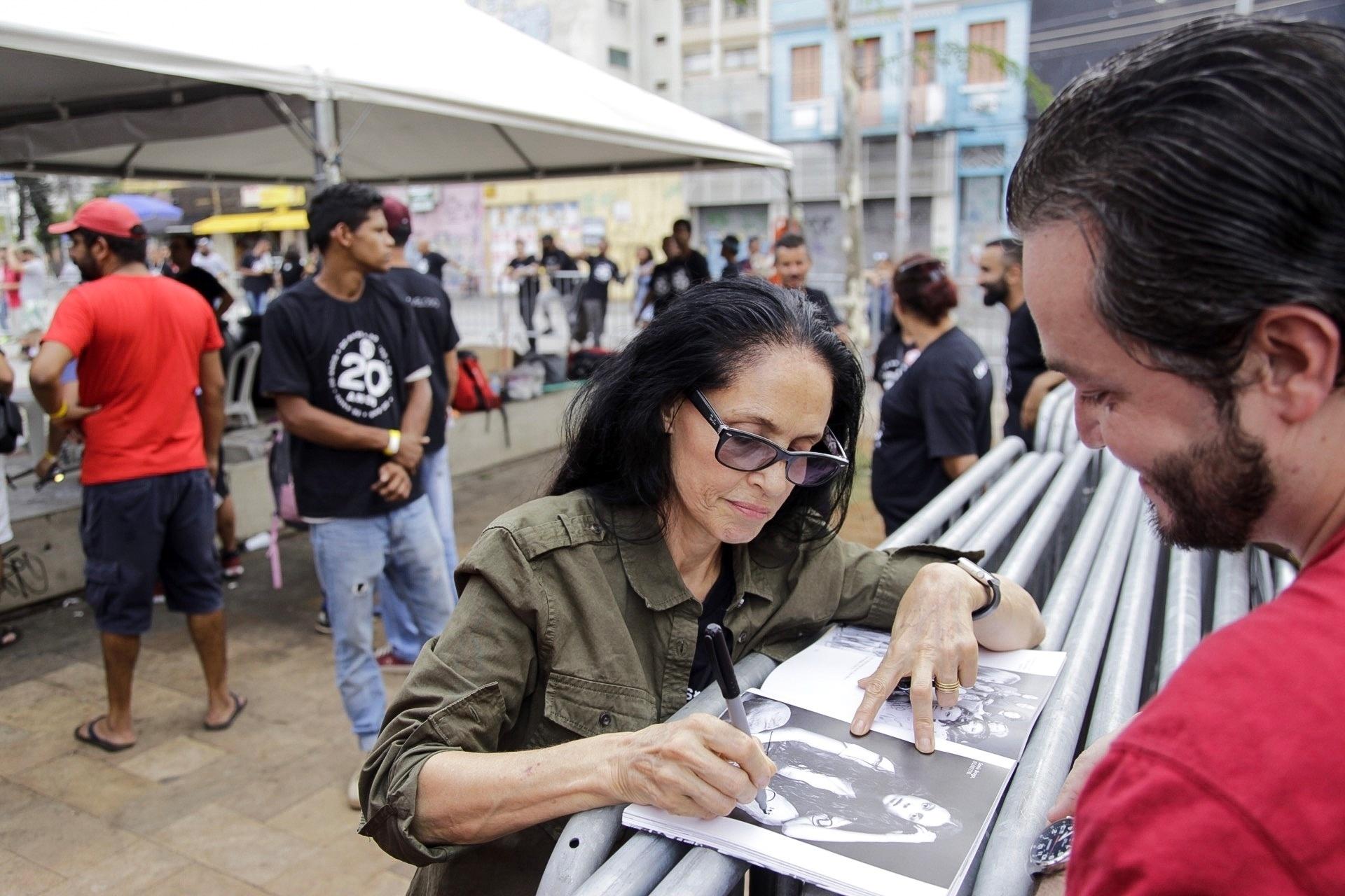 ...e é tietada no Largo da Batata, em São Paulo - Marcelo Justo/UOL