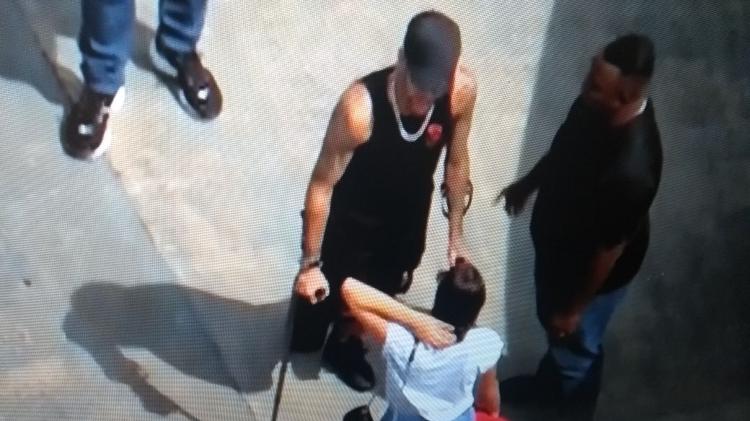 De muletas, Neymar embarca com Bruna Marquezine em jatinho após receber alta - Reprodução/GloboNews - Reprodução/GloboNews