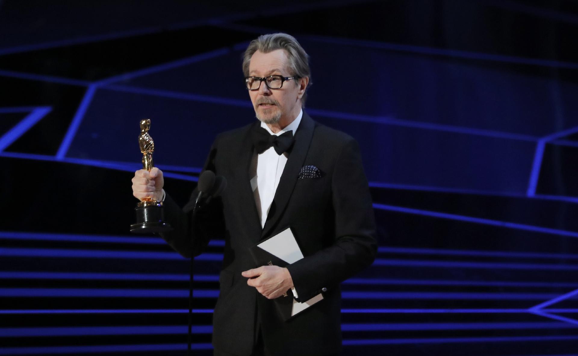 Gary Oldman mostra o seu Oscar de melhor ator por "O Destino de uma Nação" - REUTERS/Lucas Jackson