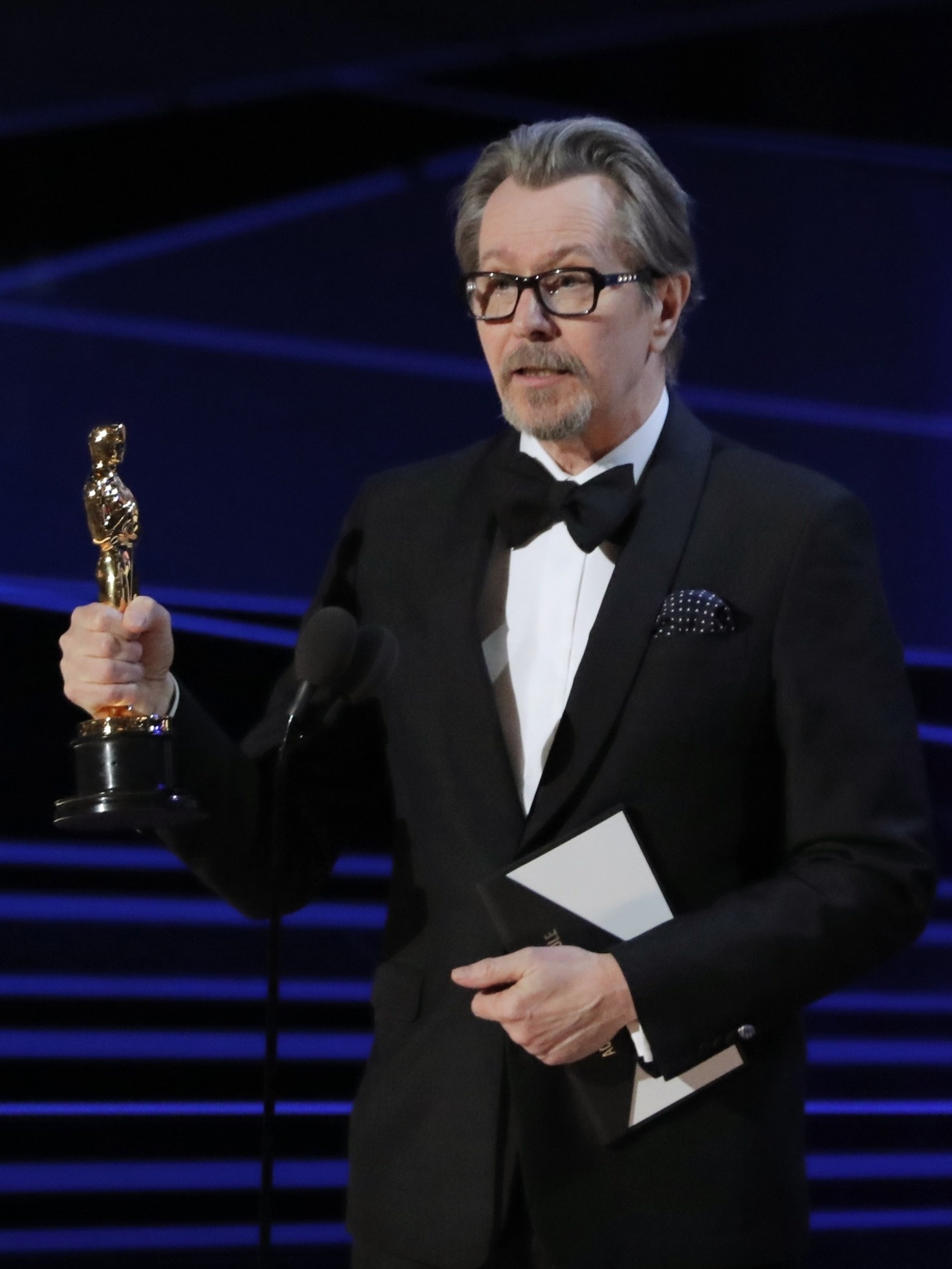 Pela primeira vez, Gary Oldman recebe estatueta do Oscar de melhor ator -  05/03/2018 - UOL Entretenimento