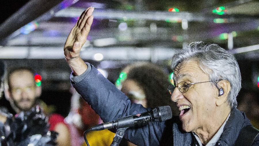 Caetano Veloso canta com o cortejo do bloco Tarado Ni Você na rua da Consolação, durante a Virada Cultural - Marlene Bergamo/FolhaPress