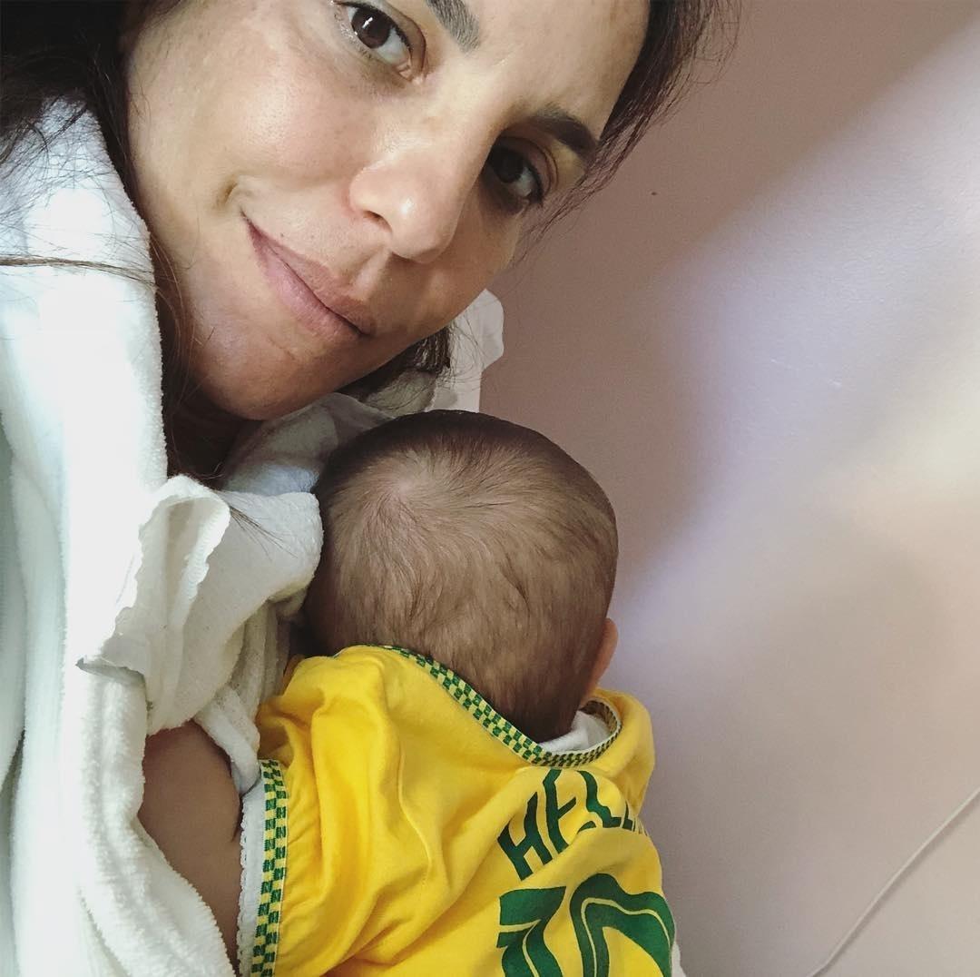 Com a pequena Helena no colo, Ivete torce para a Seleção: "Vai meu Brasil" - Reprodução/Instagram