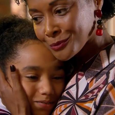 Helô ensina Kessya que racismo está "na nossa cabeça" em "As Aventuras de Poliana" - Reprodução/SBT - Reprodução/SBT