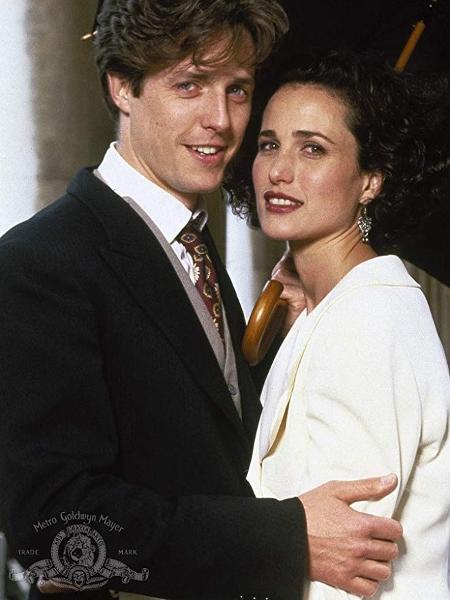 Hugh Grant e Andie MacDowell, atores do filme "Quatro Casamentos e um Funeral" (1994), que inspira adaptação na TV - Divulgação/ Metro-Goldwyn-Mayer Studios Inc.