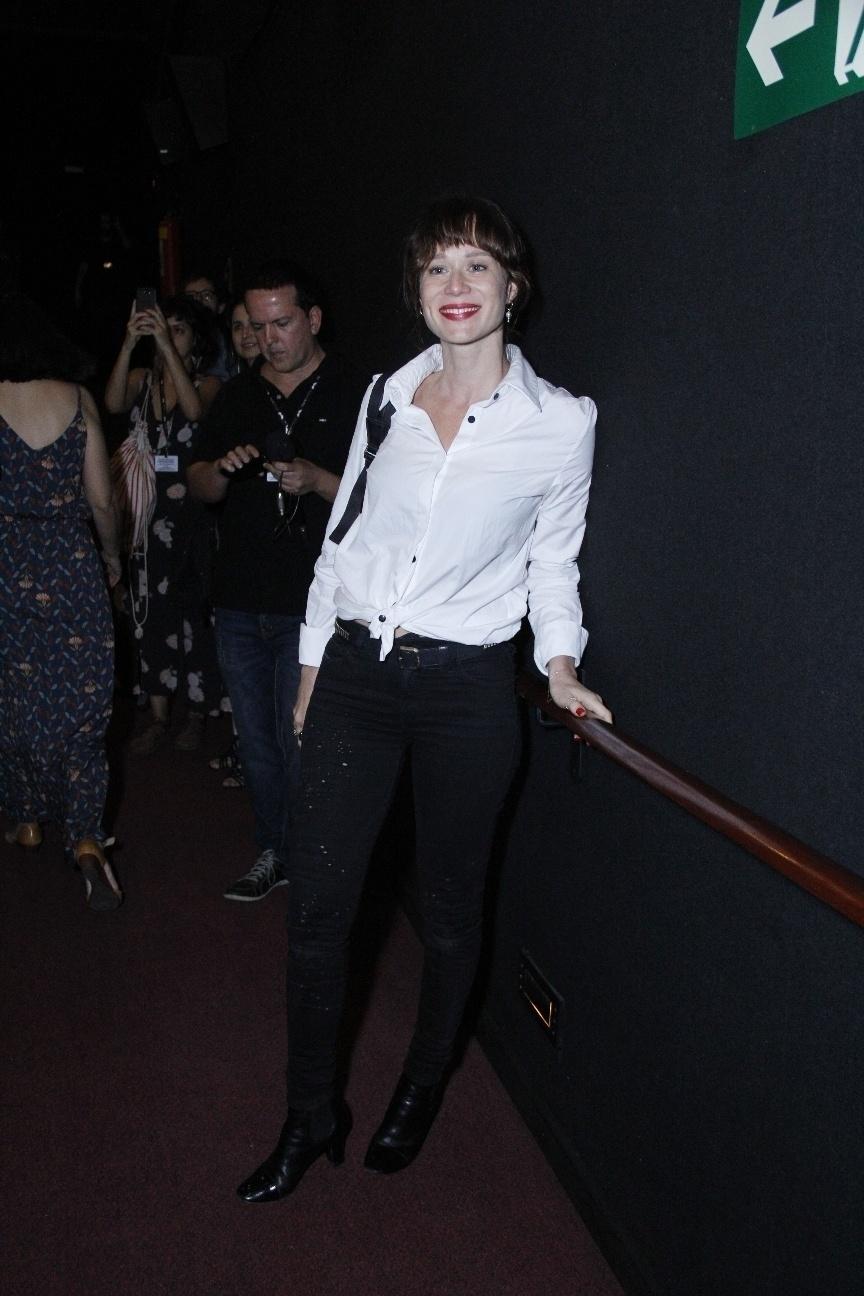 Com cabelo mais escuro e franja, Mariana Ximenes prestigiou seus colegas de profissão na exibição dos 20 anos de "Central do Brasil" e ficou emocionada com a homenagem à Fernanda Montenegro - Wallace Barbosa/AgNews