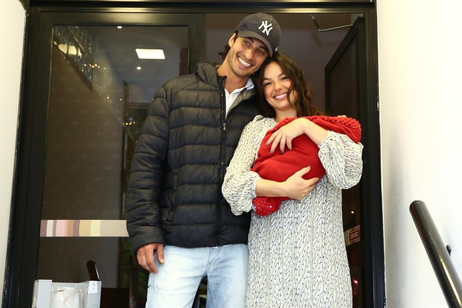 Isis revelou aos fotógrafos, que estavam na porta da maternidade, alegria por estar saído com seu primeiro filho no colo e disse que estava se sentindo muito bem: "Estou ótima" - Roberto Filho/Brazil News