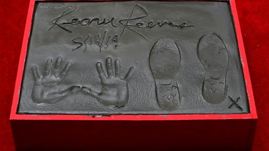 Keanu Reeves grava suas mãos e pés para monumento em frente ao Teatro Chinês, em Hollywood - Mario Anzuoni/Reuters