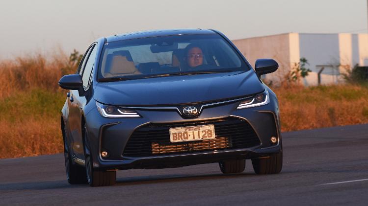 Na fila para comprar o sedã | Corolla híbrido falta em lojas do país, e Toyota usa embalo para desovar Prius