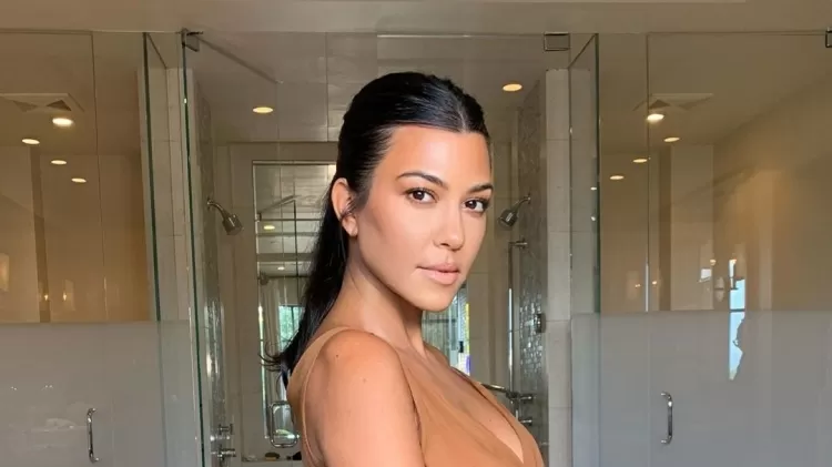  Kourtney  postou uma foto em que aparece com um jeans estilo anos 80, mas o que chamou atenção mesmo foi o local do clique: o banheiro - Reprodução - Reprodução