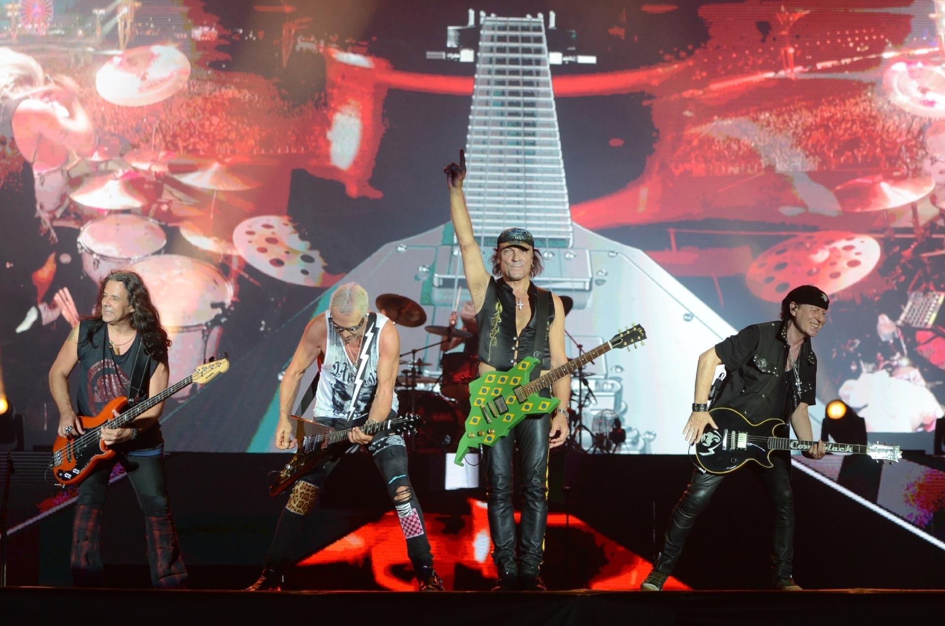 Matthias Jabs, guitarrista do Scorpions, faz gesto durante show no Rock in Rio - Adriano Ishibashi/FramePhoto/Estadão Conteúdo