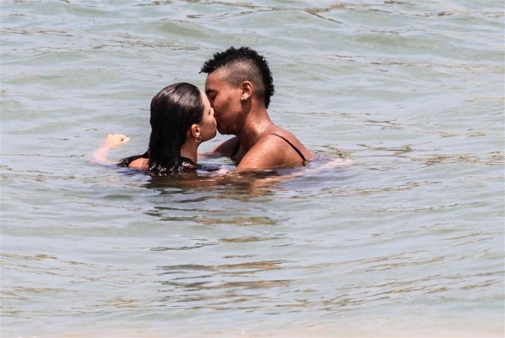 https://conteudo.imguol.com.br/c/entretenimento/78/2019/10/28/bruna-linzmeyer-beija-muito-na-praia-1572288097372_v2_1024x686.jpg