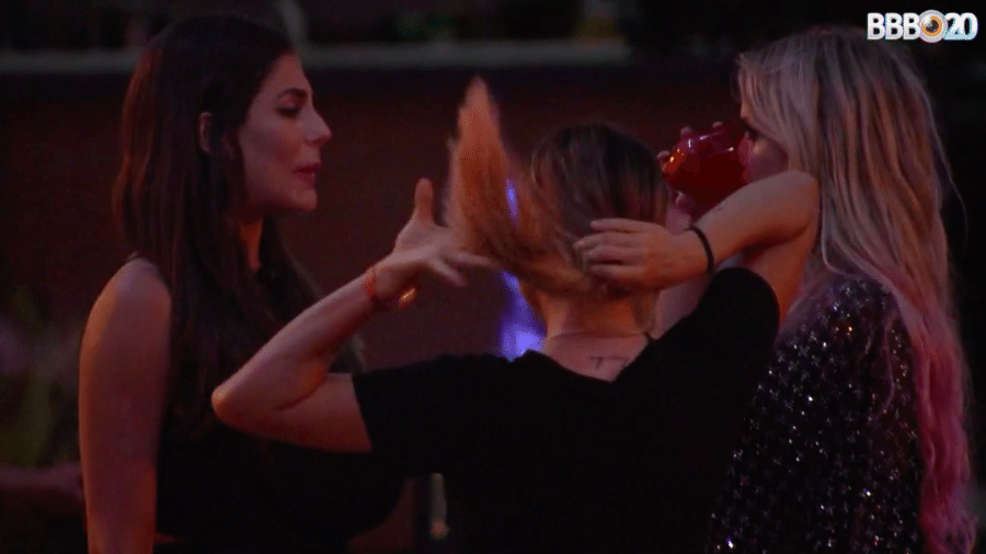 Mari desabafa com Marcela e Gabi durante festa - Reprodução/GlobosatPlay