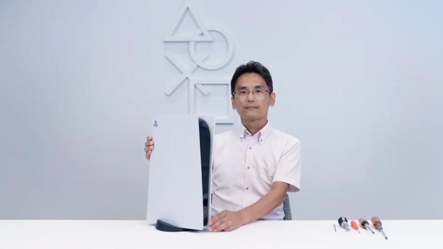 Yasuhiro Ootori, da Sony, prestes a desmontar um PlayStation 5, para o desespero dos jogadores - Divulgação/PlayStation Blog