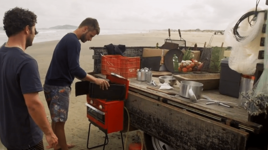 Rodrigo Hilbert cozinhou em fogão improvisado na beira da praia - Reprodução/Globoplay