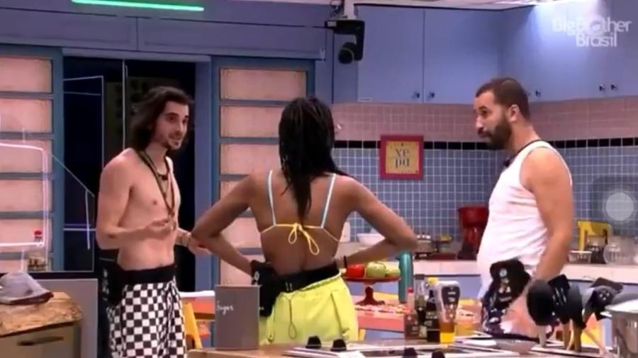 BBB 21: Fiuk conversa com Karol Conká e Gilberto na cozinha - Reprodução/Globoplay