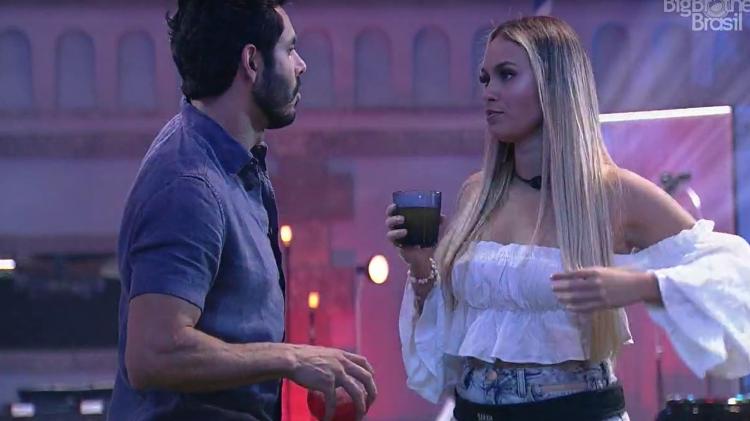 BBB 21: Sarah e Rodolffo conversam na festa - Reprodução/ Globoplay - Reprodução/ Globoplay