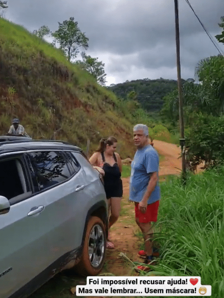 Lulu Santos e o marido Clebson Teixeira precisaram da ajuda de terceiros para tirar seu Jeep Compass 4x4 do atoleiro - Reprodução/Instagram