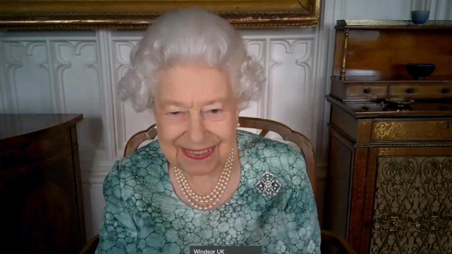 Rainha Elizabeth chamada de vídeo; monarca recebeu segunda dose da vacina contra covid-19 - Reprodução