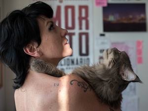 A escritora Abhiyana, adpeta da prática, vê no pegging ma maneira de subverter a performance feminina no sexo - Camila Falcão - Camila Falcão