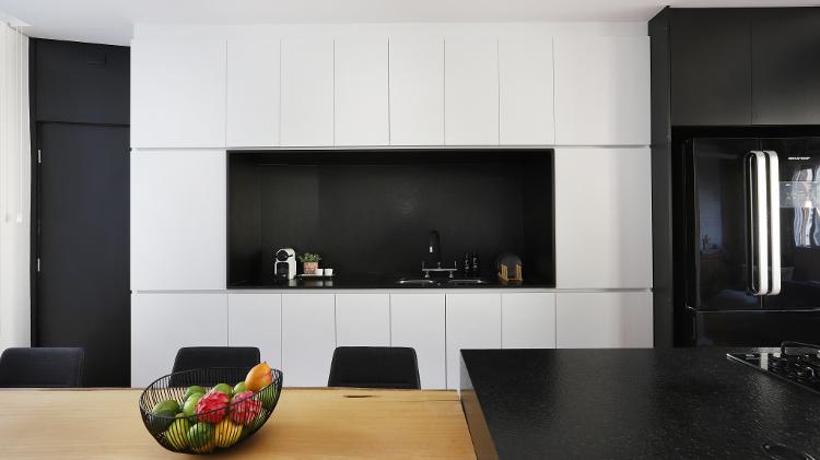 Esta cozinha foi totalmente reformada e integrada à área social do imóvel e de destaca por seu visual contemporâneo e diferente das cozinhas convencionais - Mariana Orsi  - Mariana Orsi 