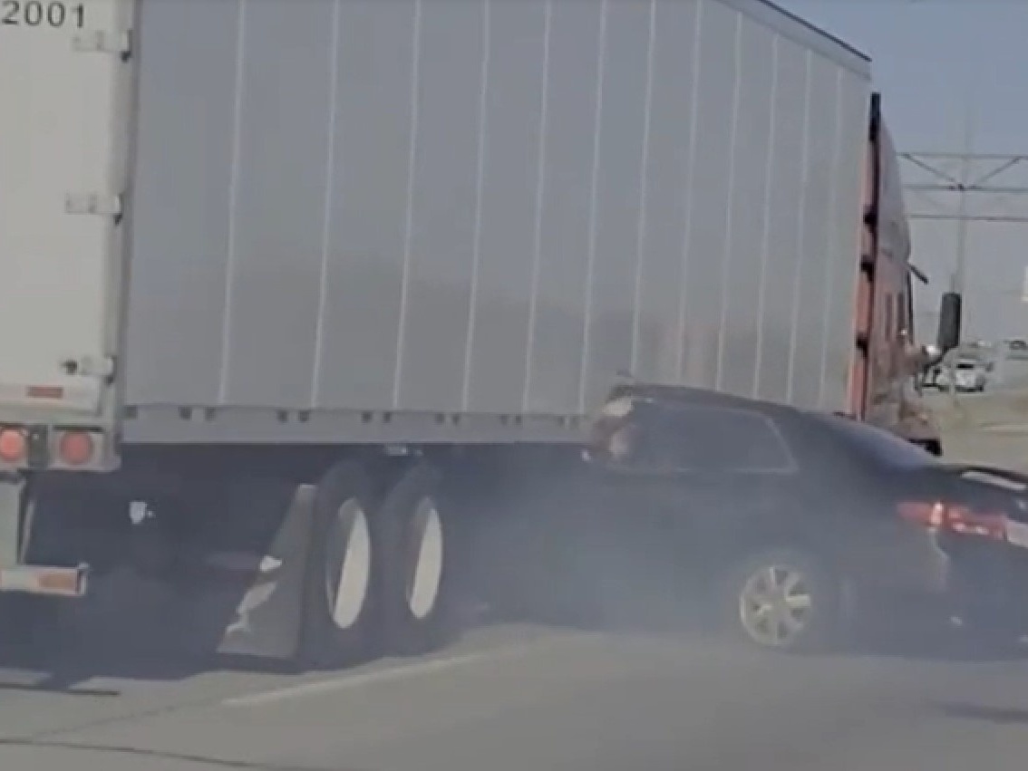 Caminhoneiro famoso rifa caminhão arqueado com 17 multas e 87