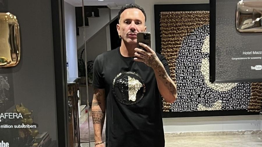 Matheus Mazzafera posou para foto de camiseta, calça e tênis pretos - Reprodução/Twitter