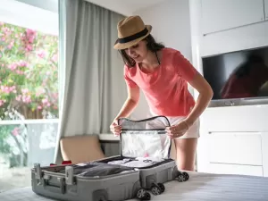 Vai viajar? Veja o que levar e como fazer uma mala de mão com 10 kg