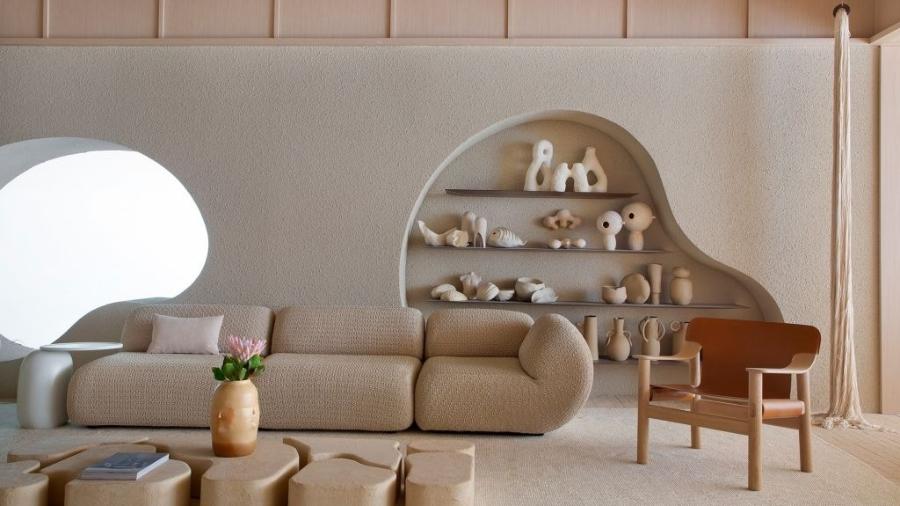 O arquiteto Andrei Detoni encontrou na cerâmica com formas indefinidas um meio de expandir seus trabalhos. Na foto, um ambiente de Nildo José na CasaCor SP - Caroline Kincheski/Divulgação