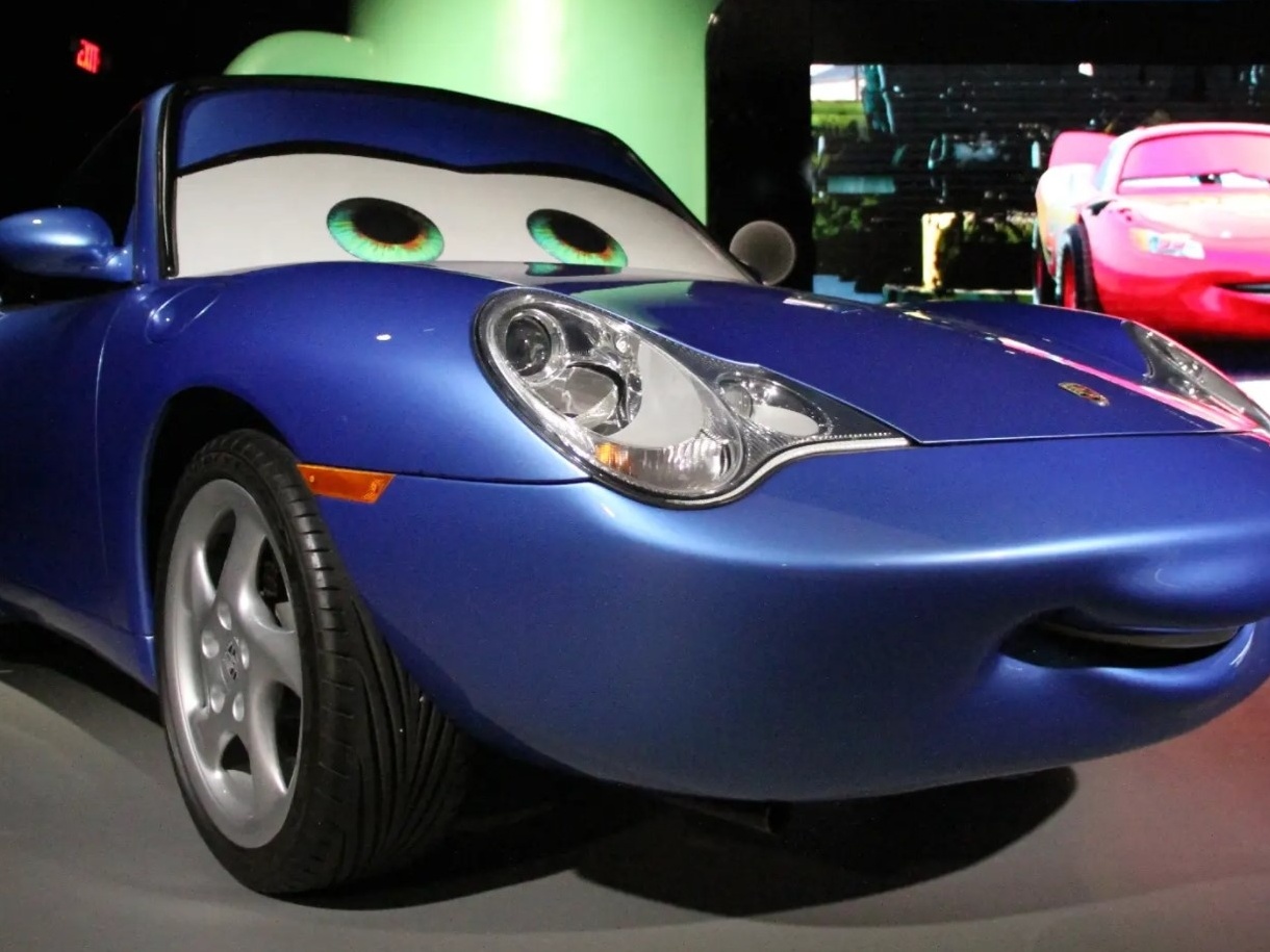 Confira vários carros famosos da ficção como personagens de Carros 2 da  Pixar