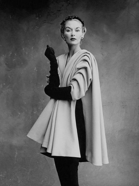Lisa Fonssagrives, tida como a primeira supermodelo, fotografada por Irving Penn para a Vogue América em setembro de 1950 com casaco de lã bege de Cristóbal Balenciaga - Reprodução/Twitter The Museum at FIT