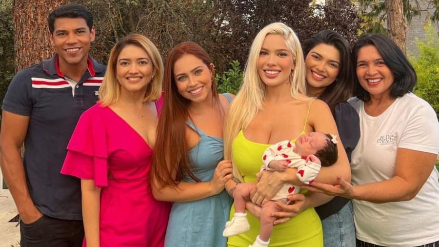 Karoline Lima aparece em foto ao lado da filha e família sem a presença do ex, Éder Militão - Reprodução/Instagram