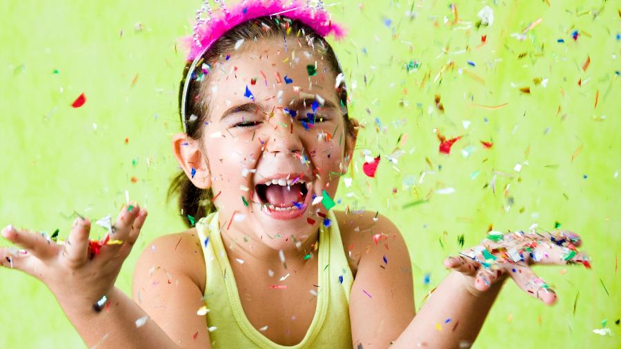 Criança brinca com confete - Getty Images