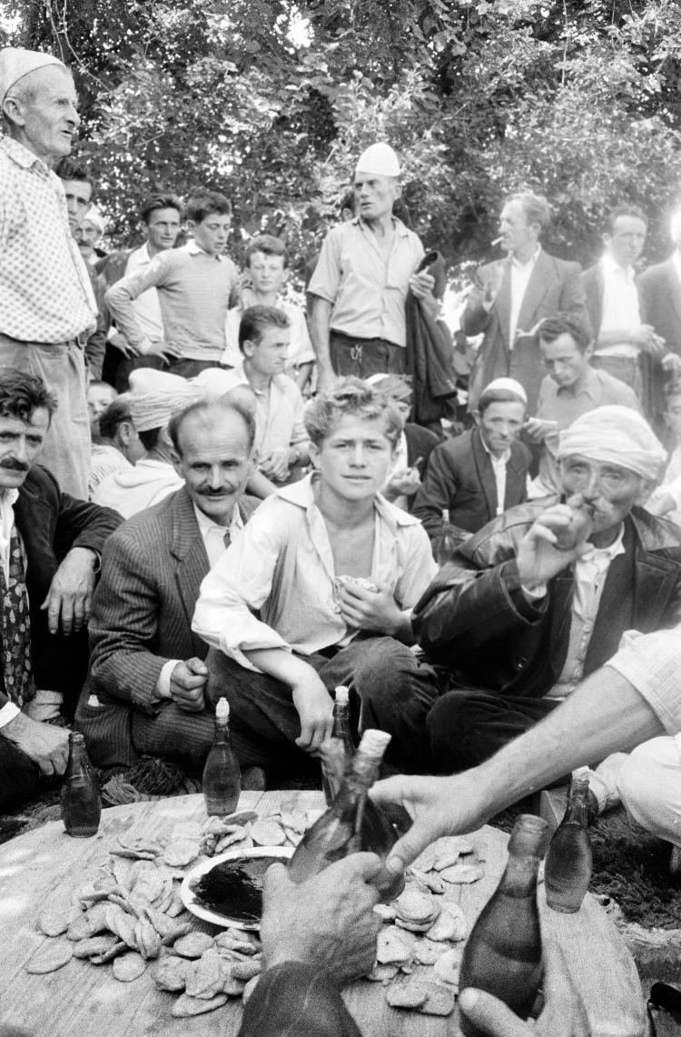 Homens consomem raki em festa de casamento, em 1964 - Gamma-Rapho via Getty Images - Gamma-Rapho via Getty Images