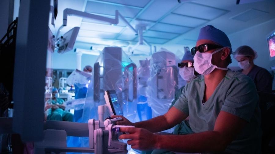 O urologista Arie Carneiro mexe dois controles manuais para manipular os braços de um novo robô-cirurgião - Einstein/Divulgação