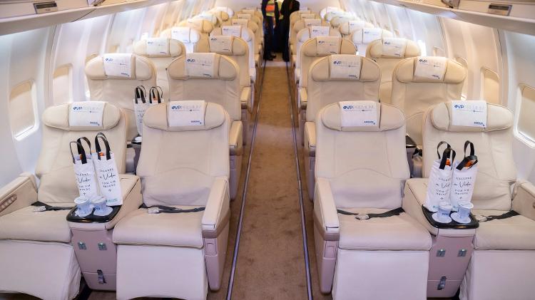 Todas as poltronas do avião são reclináveis, têm apoio para os pés e espaçamento confortável