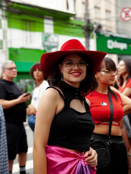 Com bandeira LGBTQIA+ na cintura, fã do Jão aguarda abertura dos portões